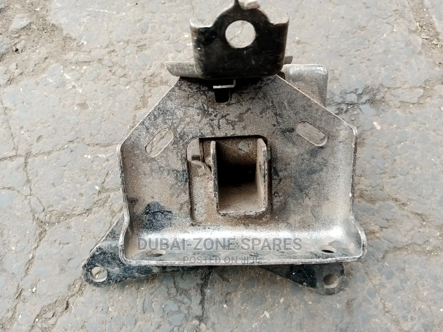 Gearbox Upper Mount Ractis Available.