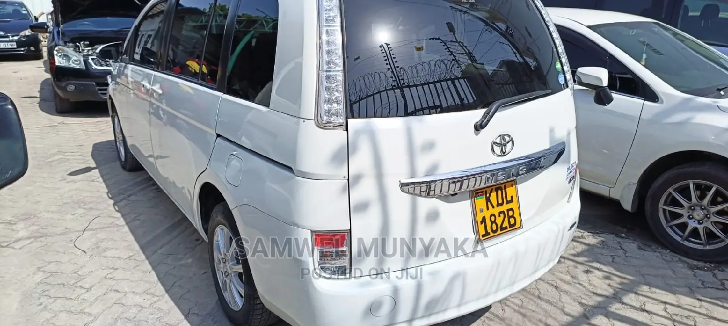 Toyota ISIS 1.8 L 4WD 2016 Pearl