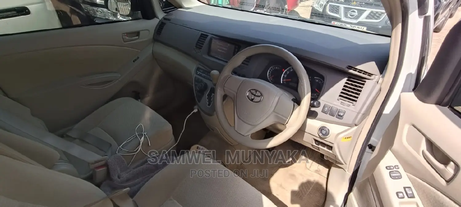 Toyota ISIS 1.8 L 4WD 2016 Pearl