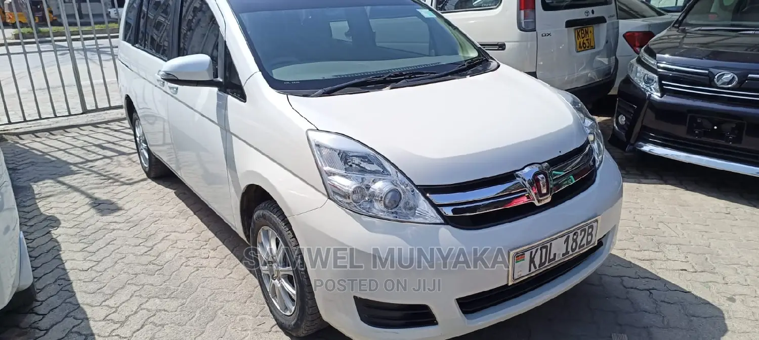 Toyota ISIS 1.8 L 4WD 2016 Pearl
