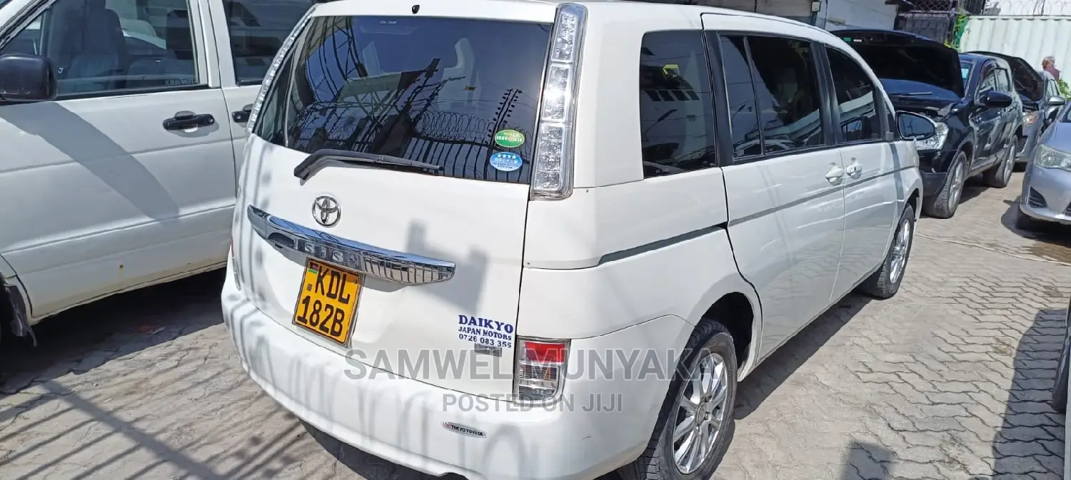 Toyota ISIS 1.8 L 4WD 2016 Pearl