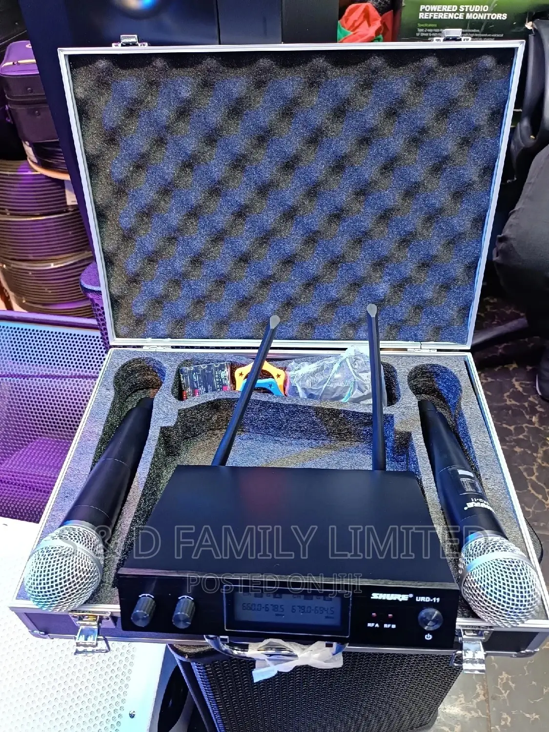 Shure URD-11 Wireless Microphone With Briefcase