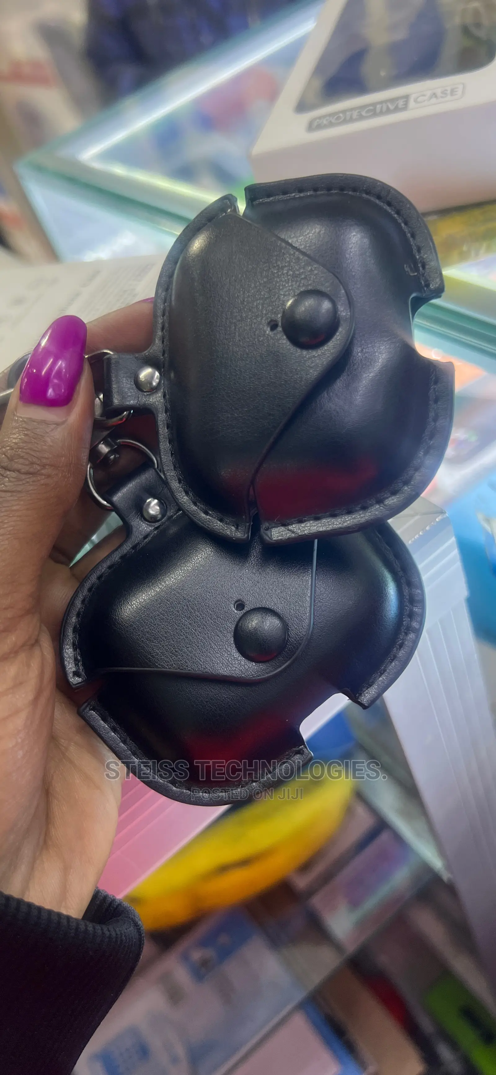 Airpods Pro Black Leather Casing.