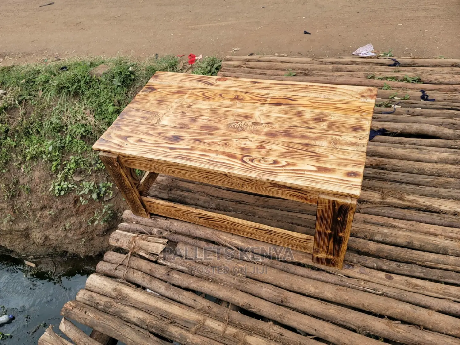 Pallet Table- Rustic Vibe.
