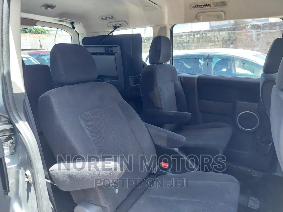 Mitsubishi Delica 2016 Off white