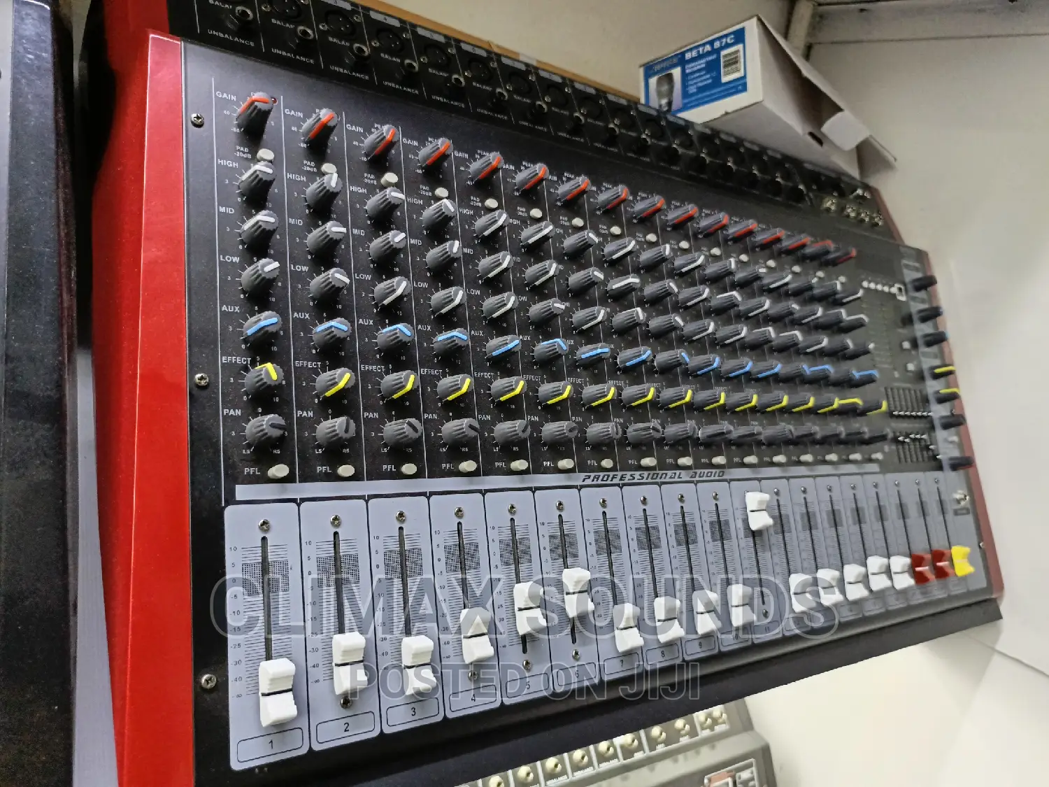 Max 16 Channel Powered Mixer√