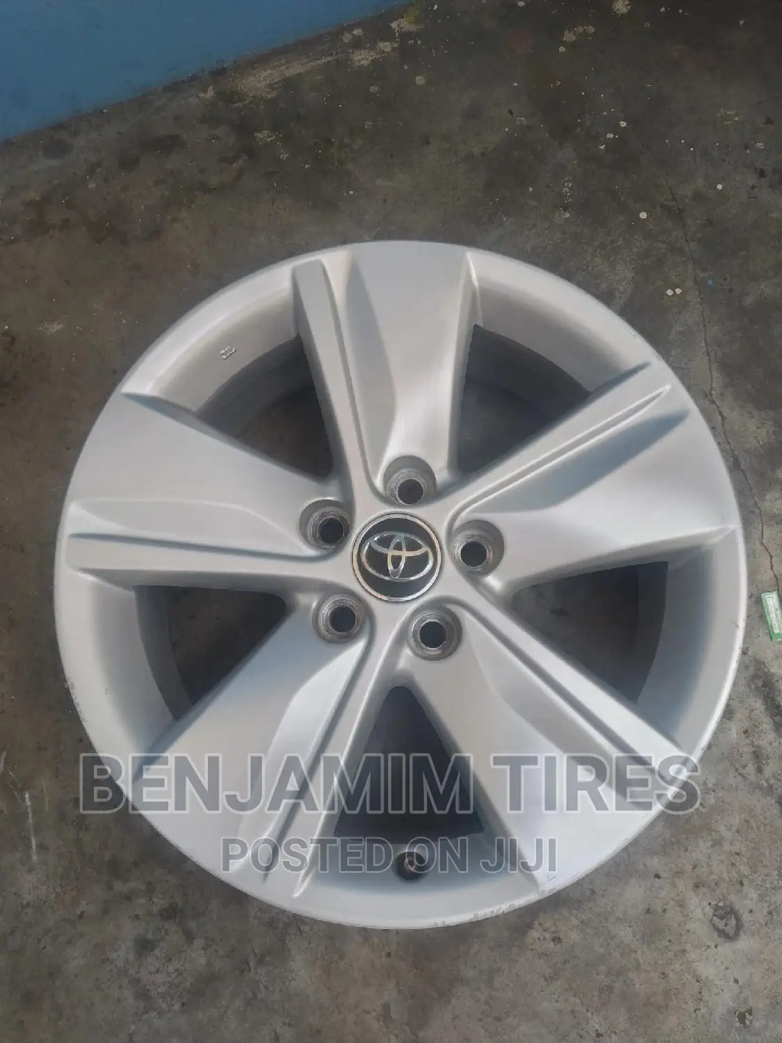 Original Rim Size 17 Inch for Toyota Harrier.