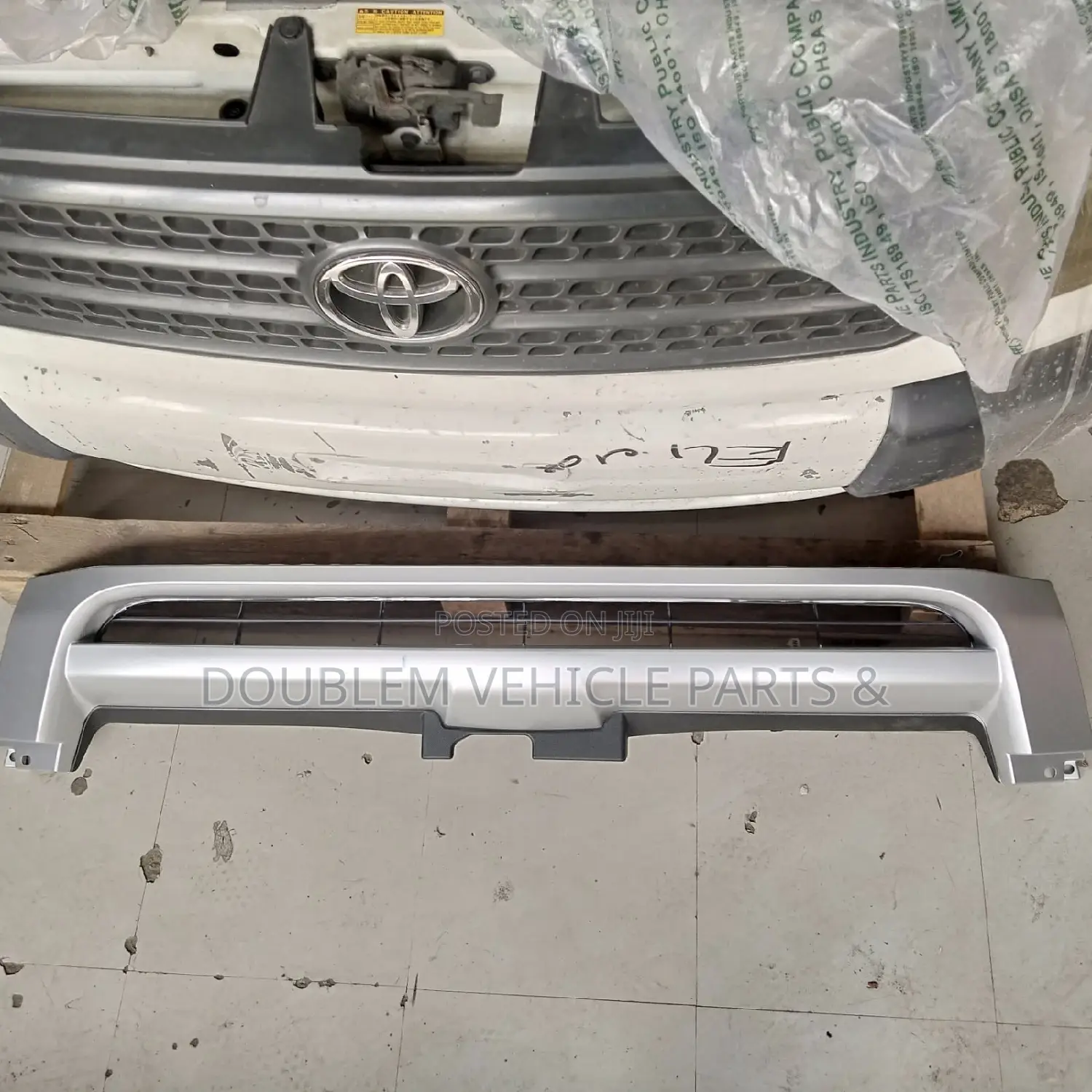 Front Grill Toyota Hiace 2005,2007,2008,2009,2010 Low Roof