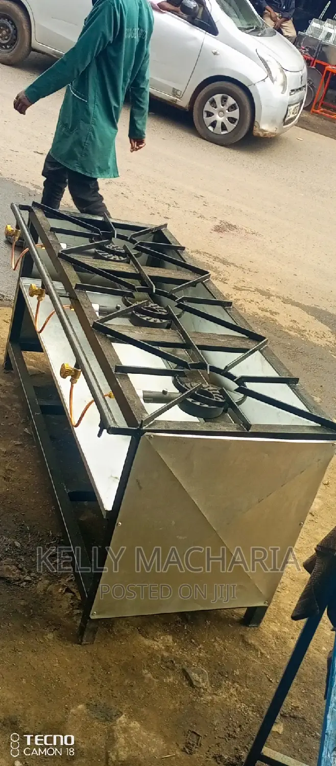 Closed Three Burner Gas Grill Jikos