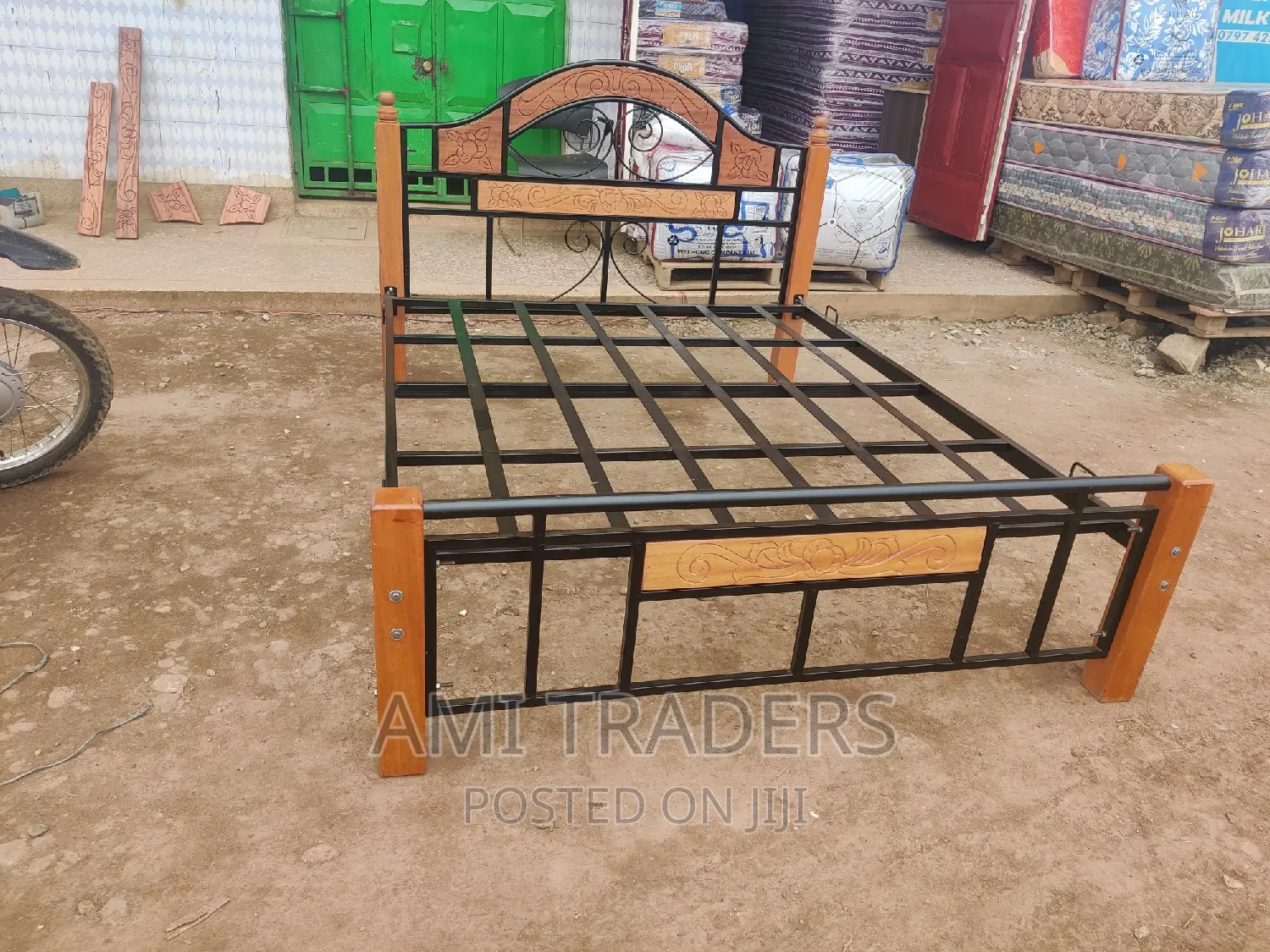 Metal Mahagony Bed (5*6)