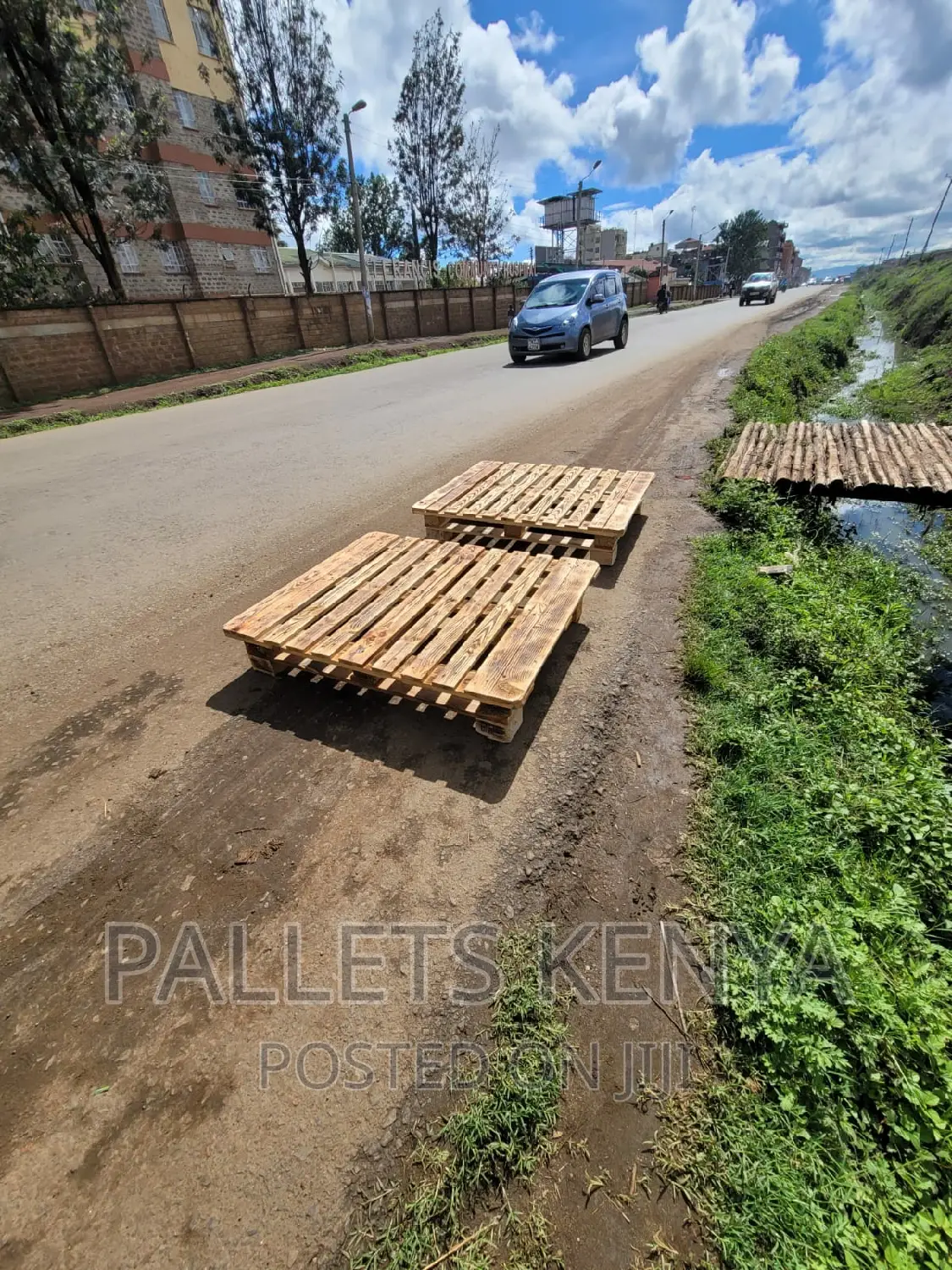 Pallet Bed- 4*6 Slightly Raised Pallet Bed. (#YC03,)