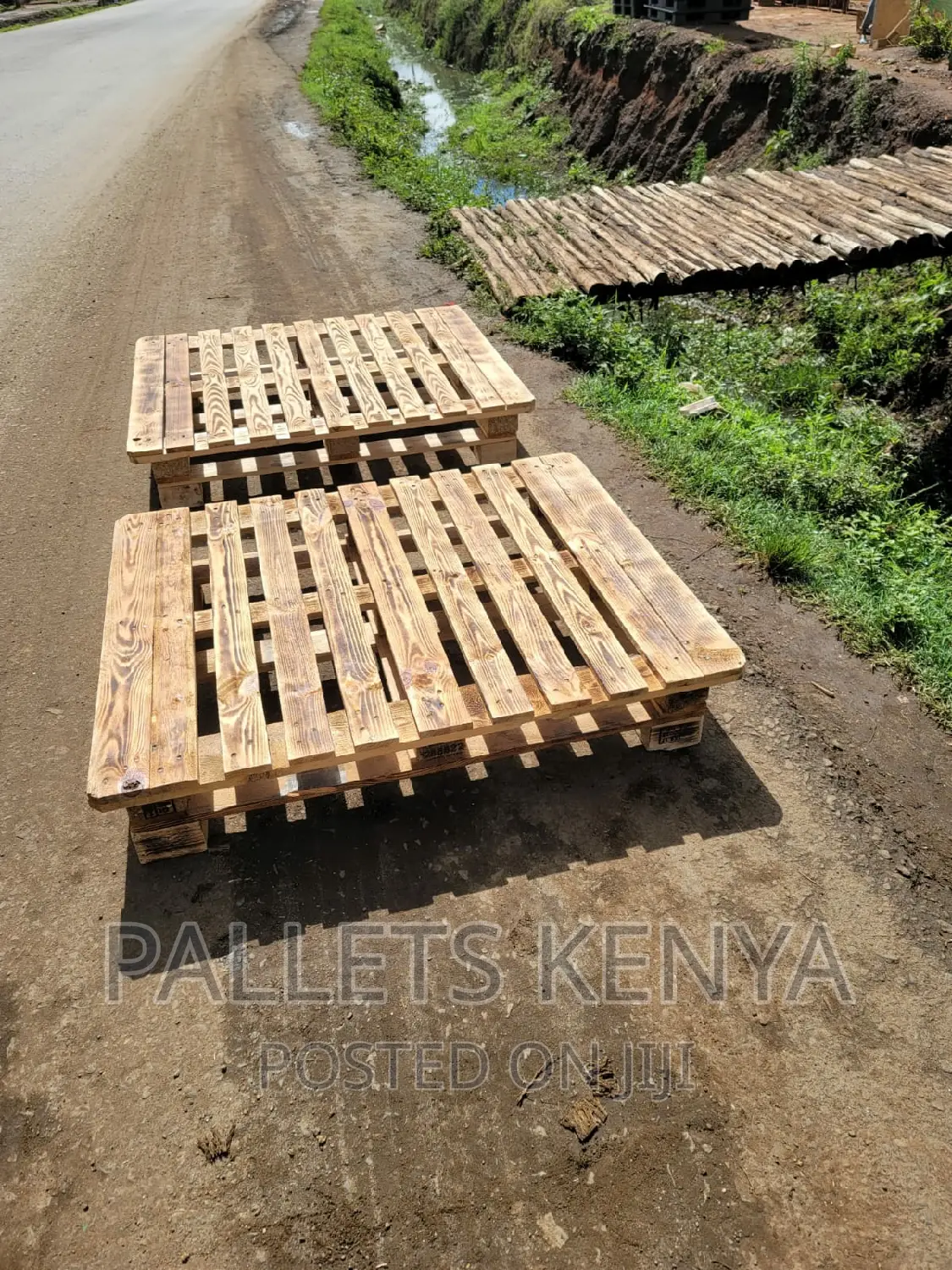 Pallet Bed- 4*6 Slightly Raised Pallet Bed. (YC012,)