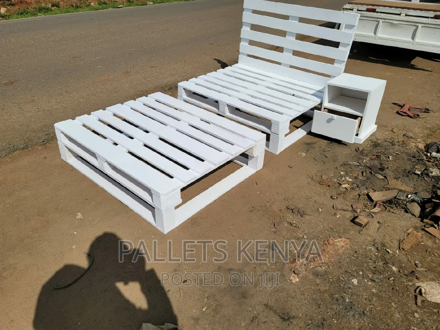 Pallet Bed- 4*6 White Pallet Bed +A Side-Bed Table. (#RT09,)