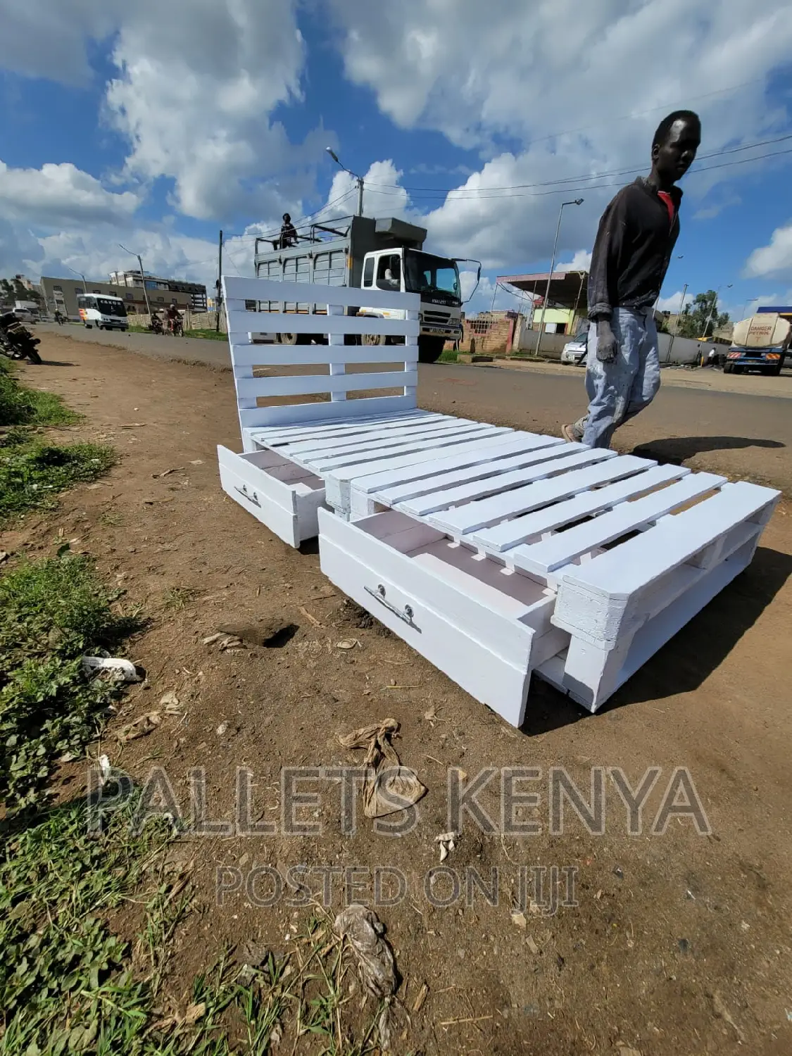 Pallet Bed- 4*6 White Pallet Bed Withdrawers.(#RT10)