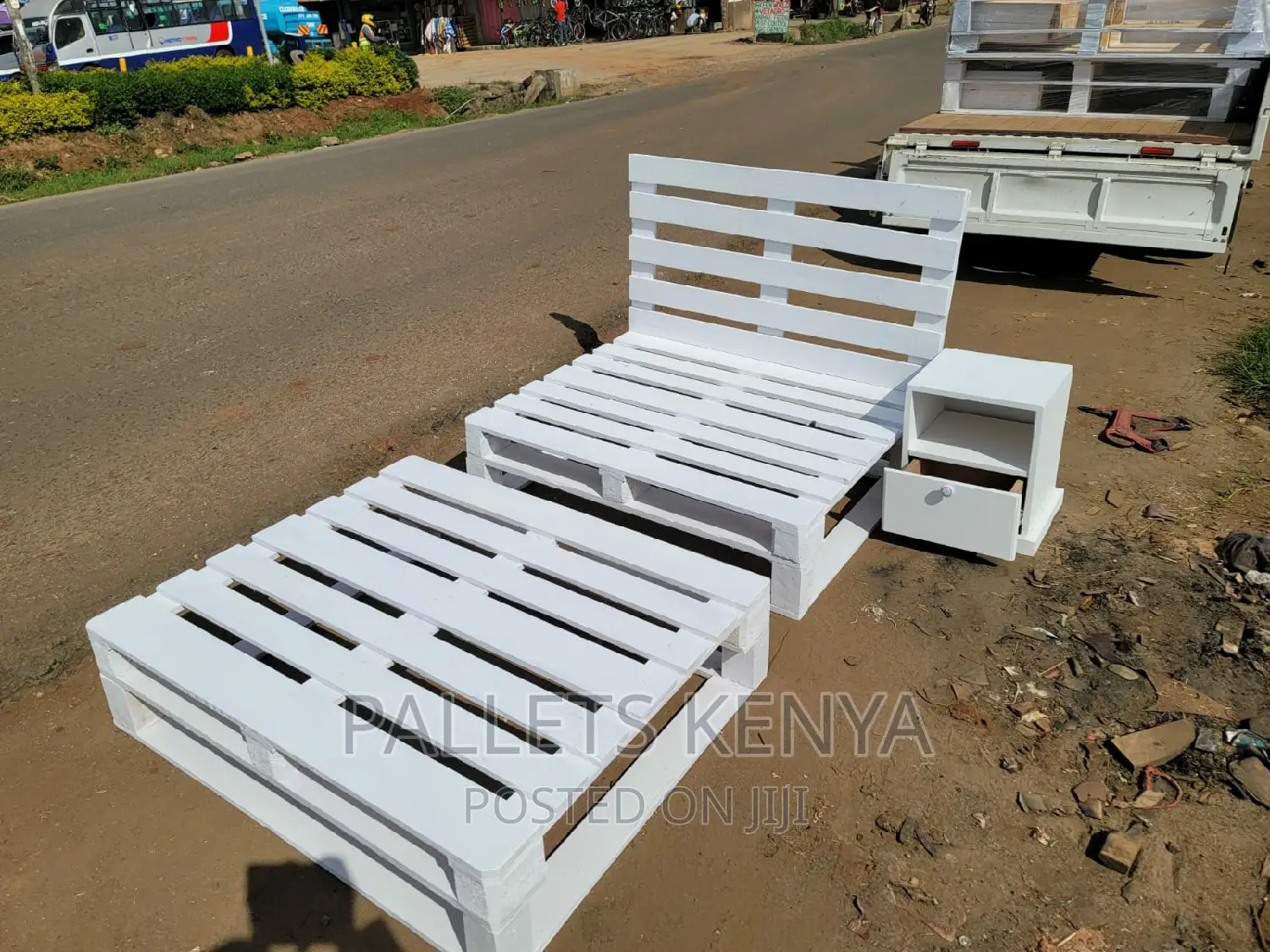 Pallet Bed- 4*6 White Pallet Bed Withdrawers.(#RT10)