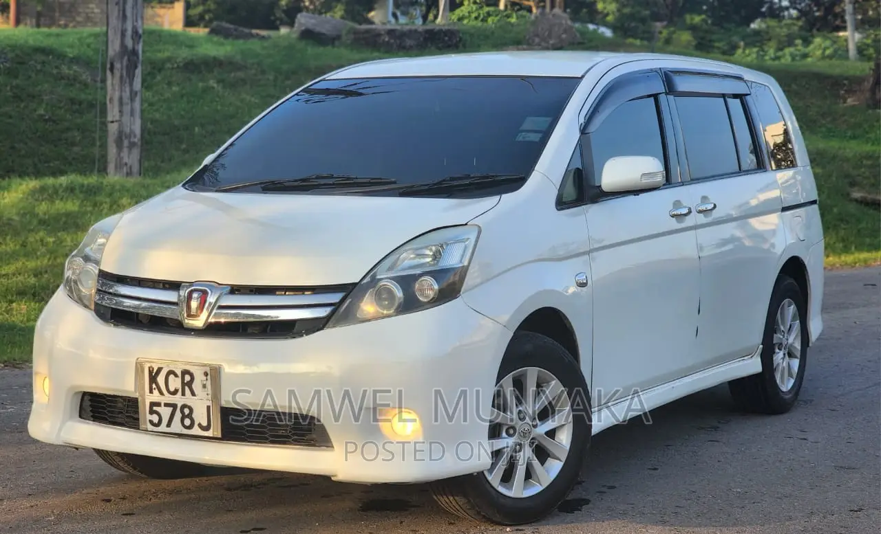 Toyota ISIS 1.8 Platana 2WD 2011 Pearl