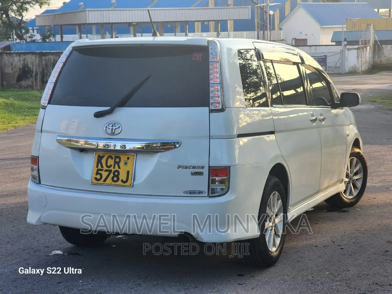 Toyota ISIS 1.8 Platana 2WD 2011 Pearl