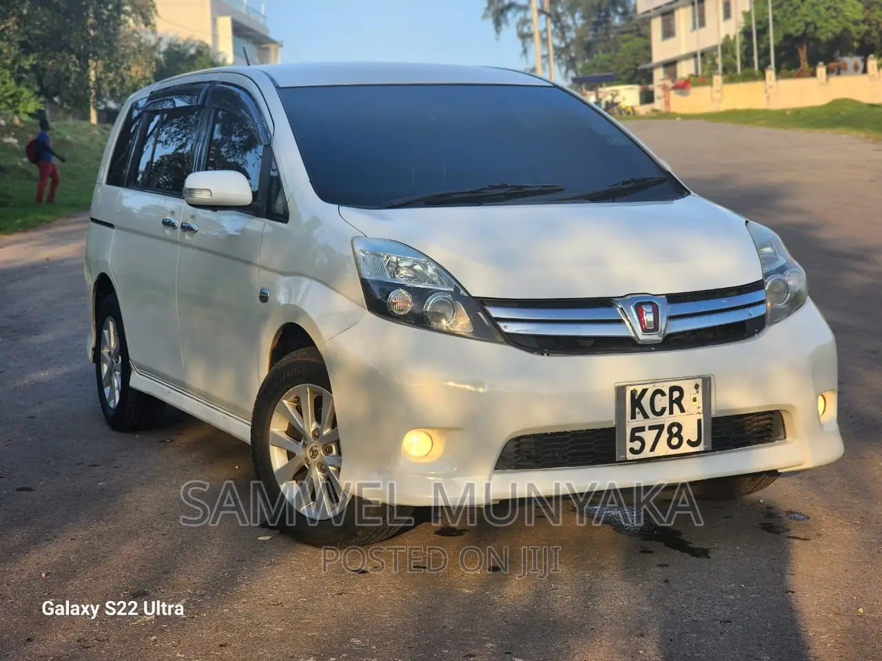 Toyota ISIS 1.8 Platana 2WD 2011 Pearl