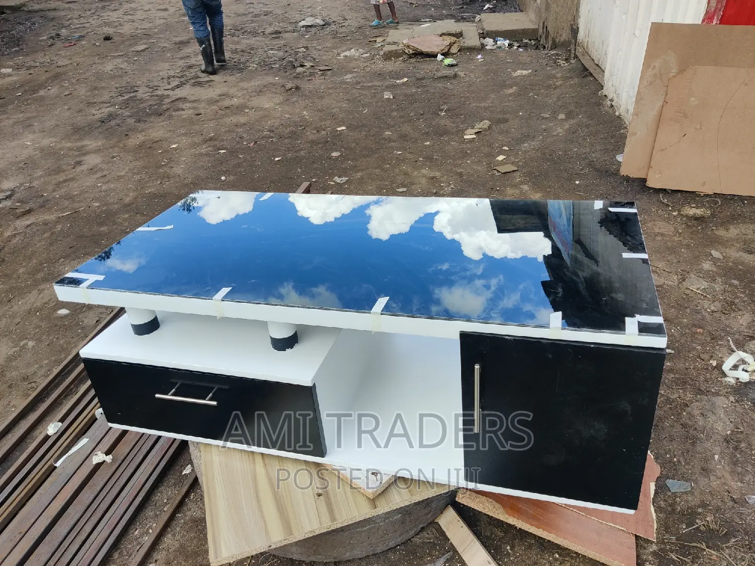 Luxurious White Coffee Table