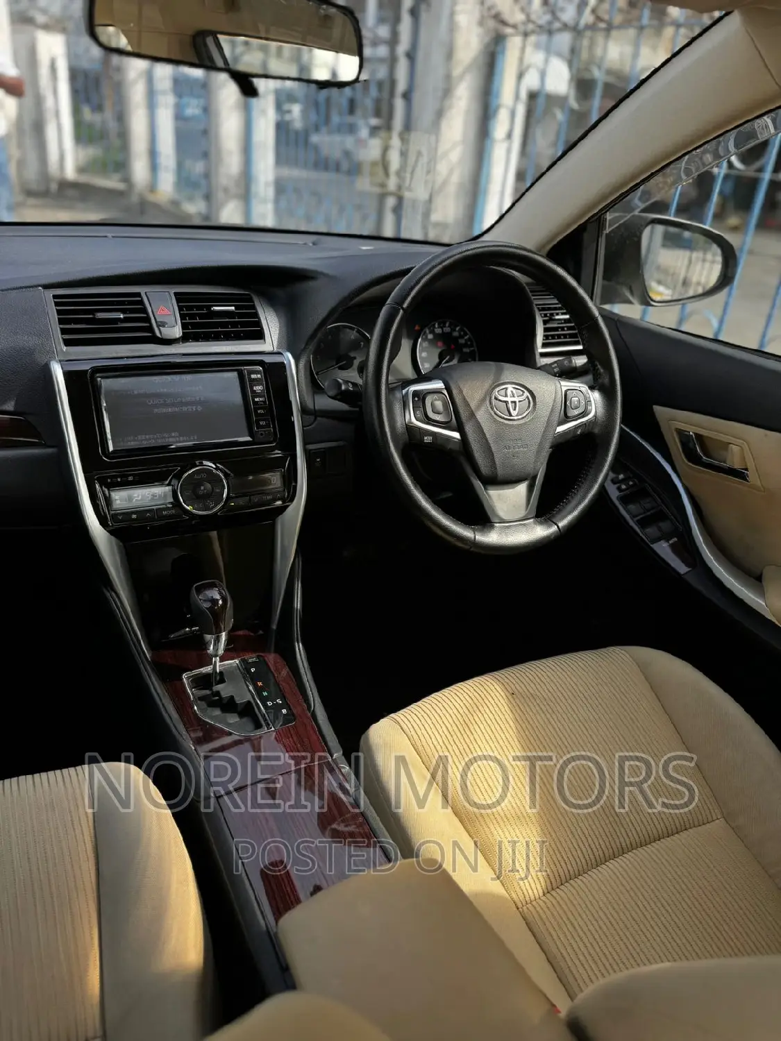 Toyota Premio 2017 Silver