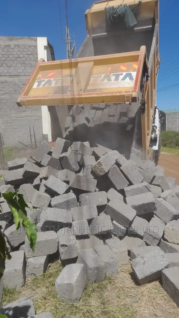 Tipping Ndarugo Stones At Client Site,Mawe Ya Machine Cut