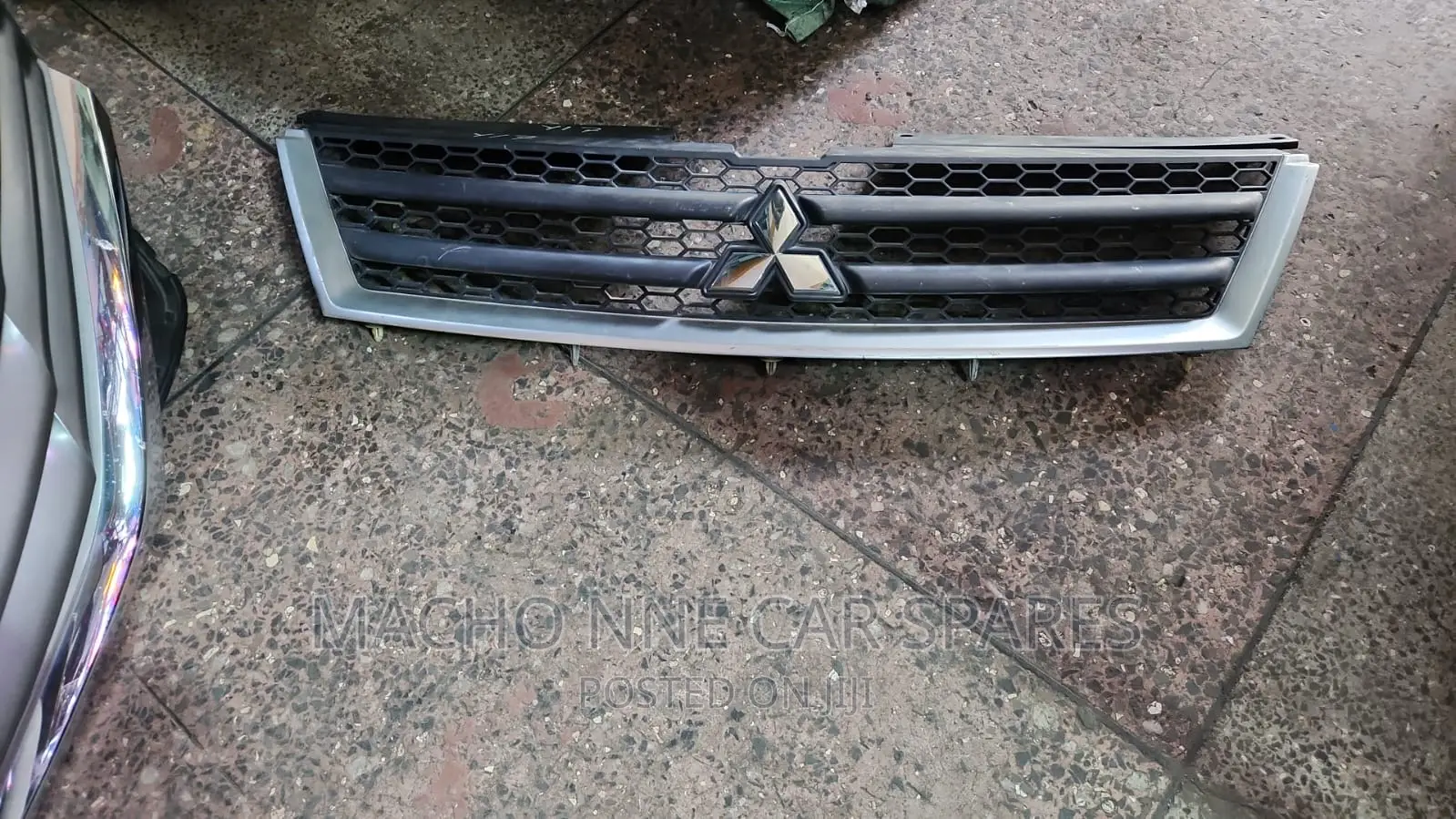 Mitsubishi Outlander 2010 Grill