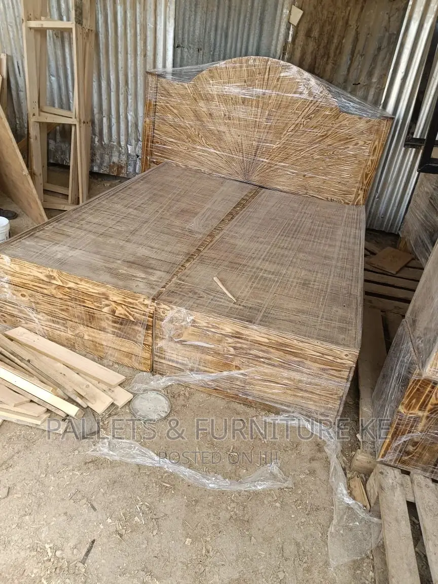 Queen Size Pallet Bed (5 by 6)076