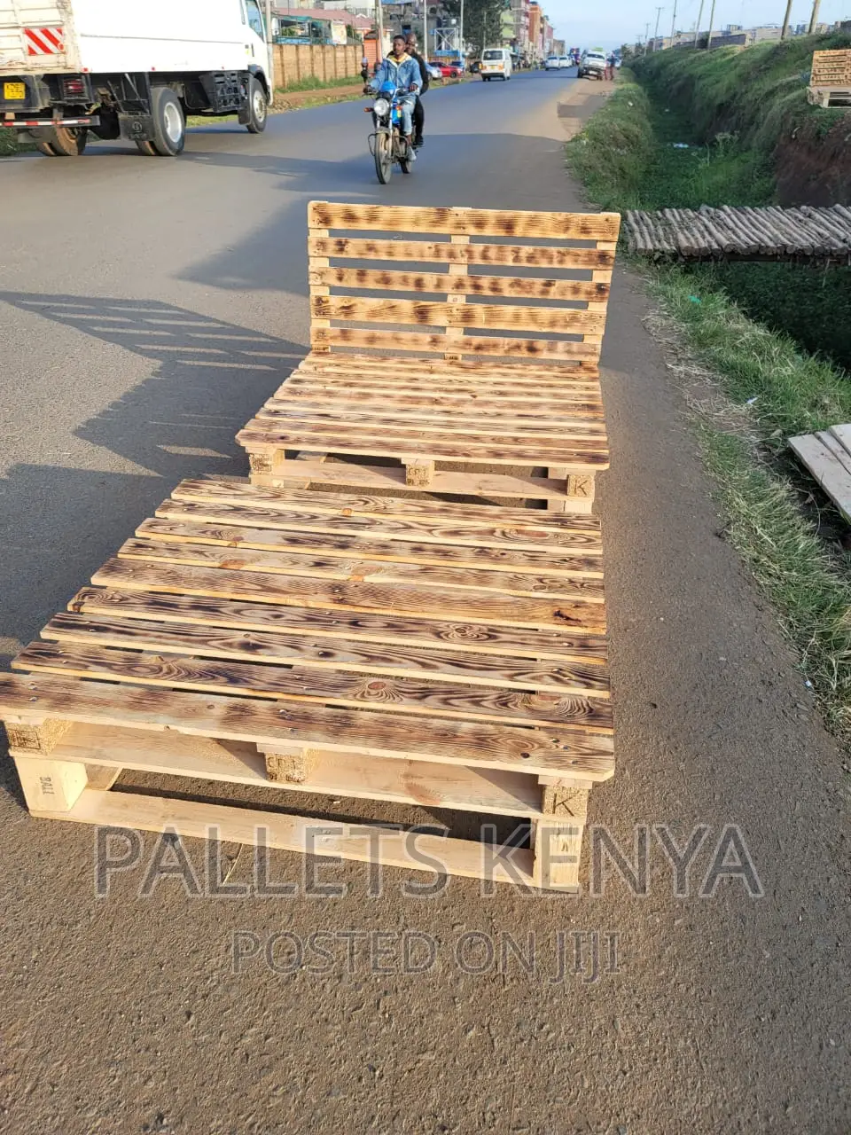 Pallet Bed- 4*6 Blazed Pallet Bed. (ZC09)