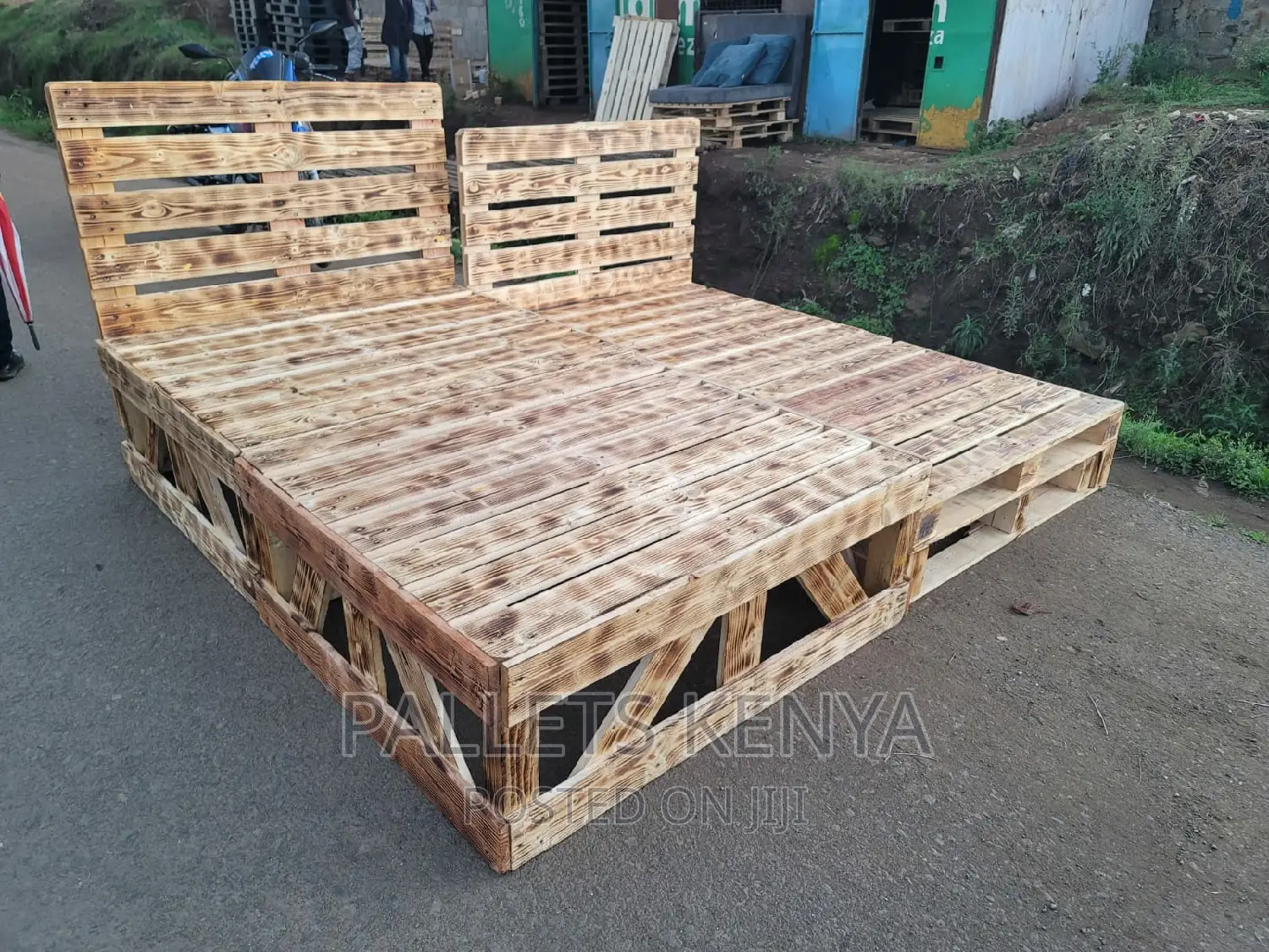 Pallet Bed- 4*6 Blazed and Detachable Pallet Bed. (Cx9,3)