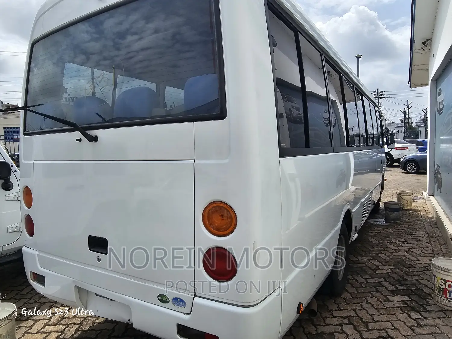 Mitsubishi Fuso Rosa 2017 White