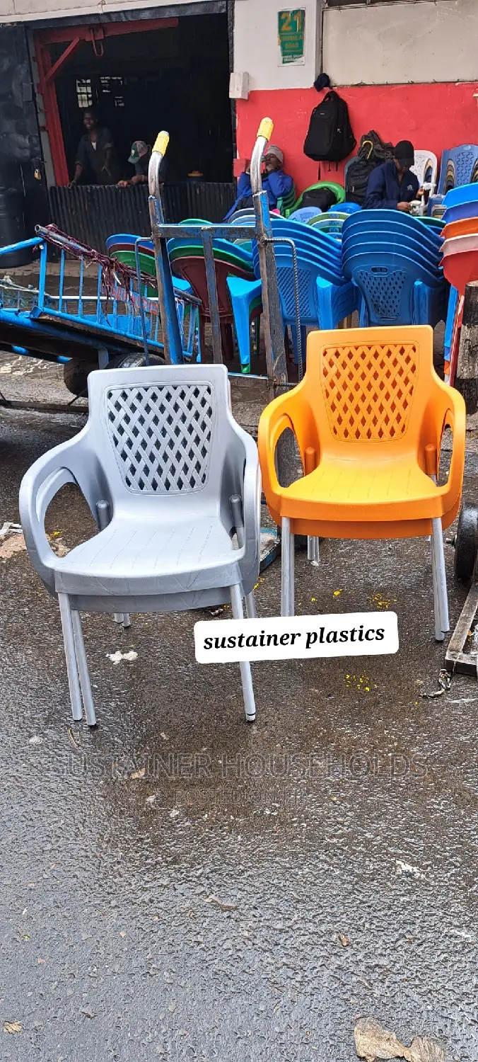 Plastic Chairs With Metallic Legs
