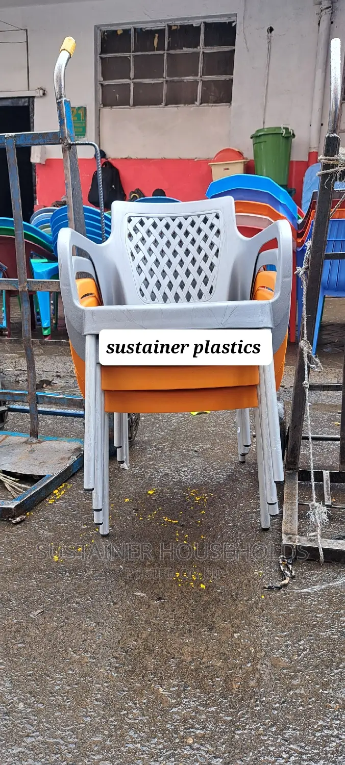 Plastic Chairs With Metallic Legs