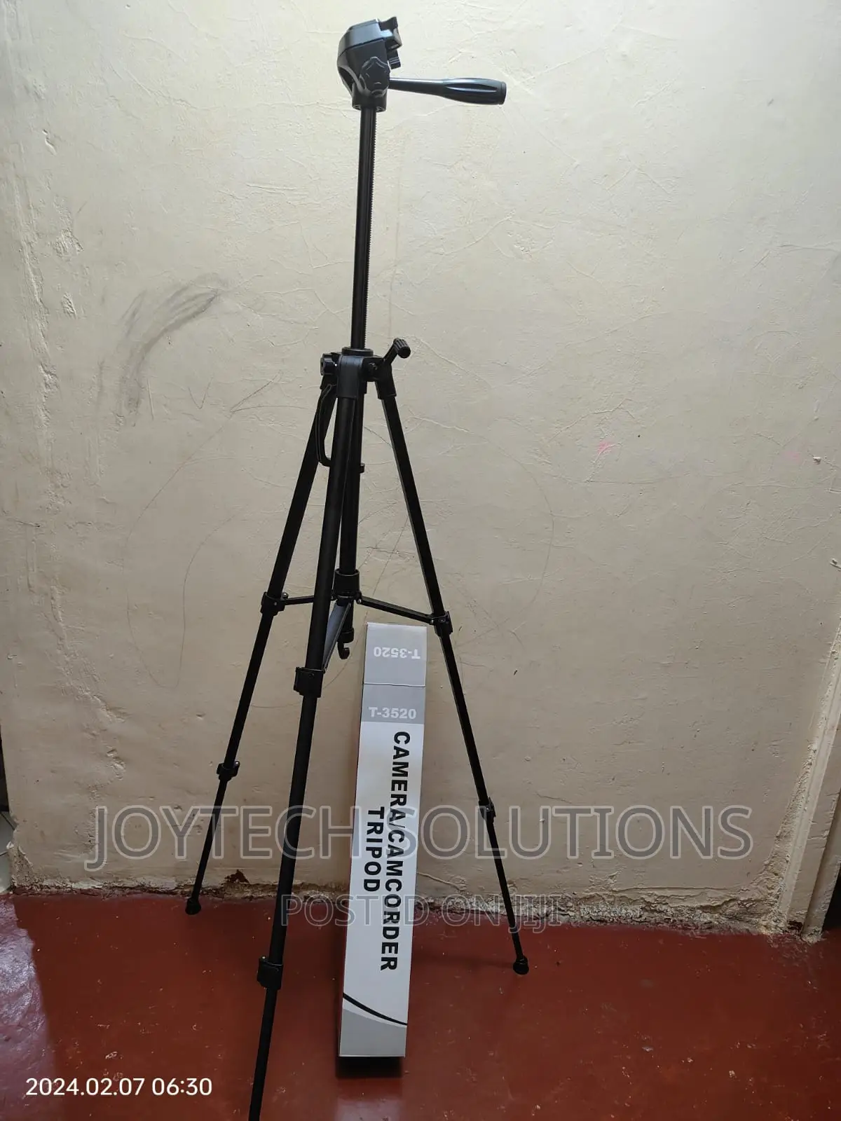 Universal .Mobile / Camera Tripod . 1400mm High