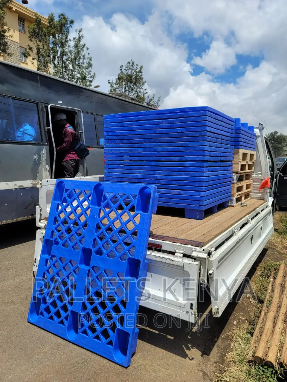 Plastic Pallets- Blue Plastic Pallets. (JFG03)