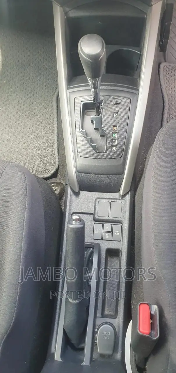 Toyota Corolla Fielder 2017 Silver