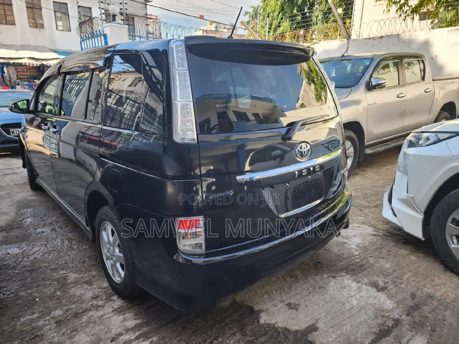 Toyota ISIS 2017 Black