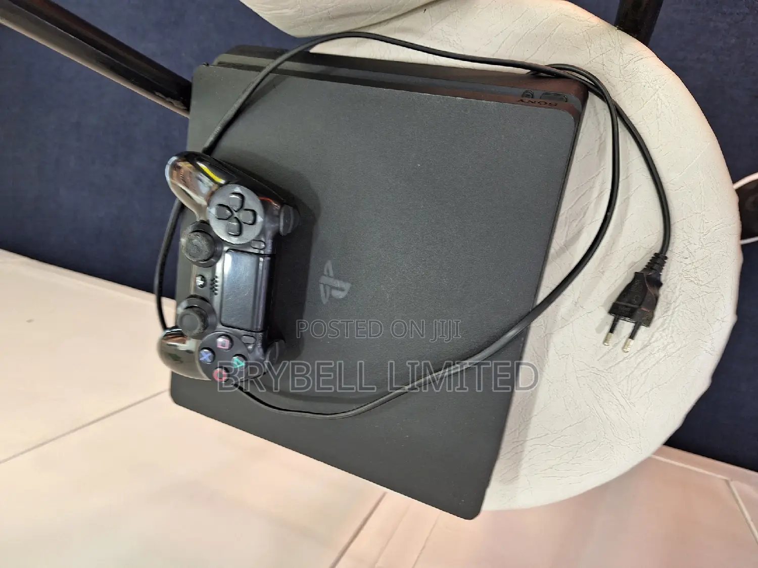 Ps4 Slim With One Pad and Chipped