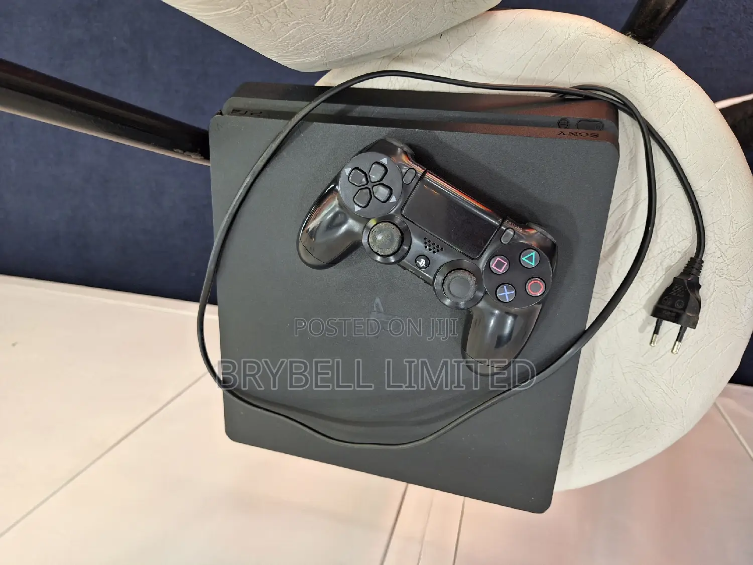 Ps4 Slim With One Pad and Chipped