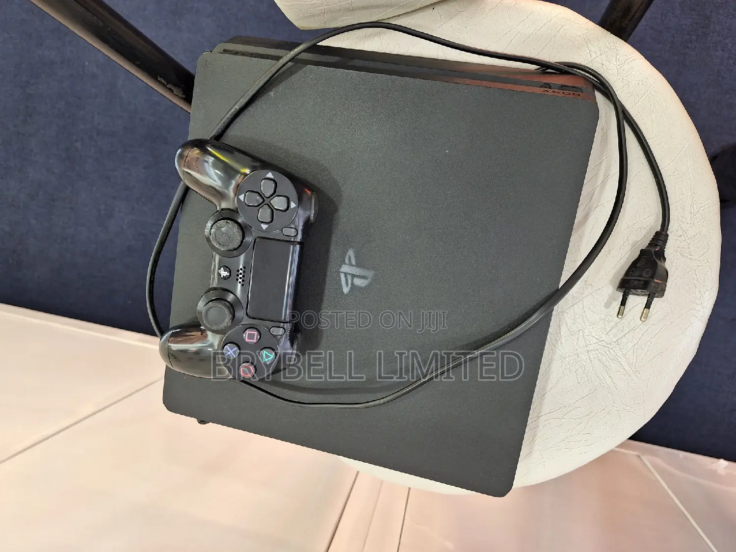 Ps4 Slim With One Pad and Chipped