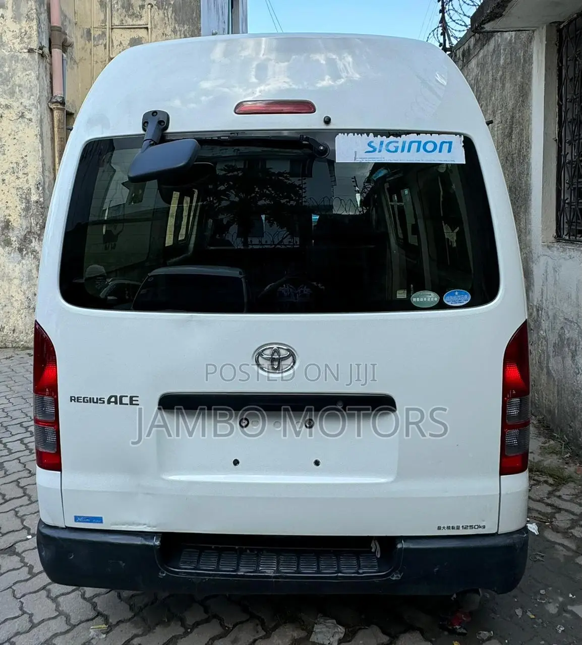 Toyota HiAce 2017 White