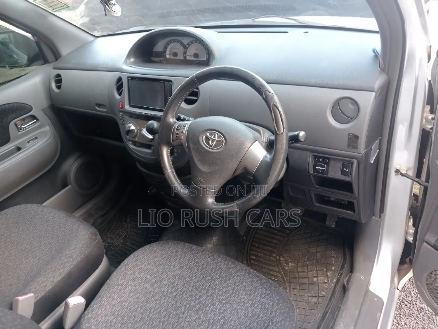 Toyota Sienta 2014 Silver