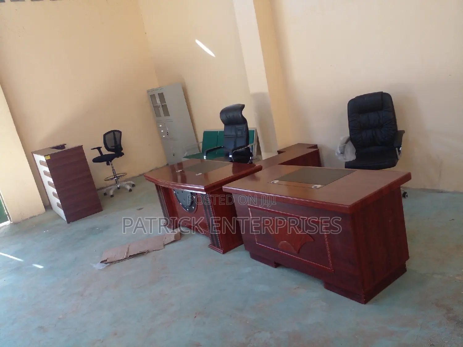Executive Imported Morden Mahogany Office Desk 1.6 MTRS