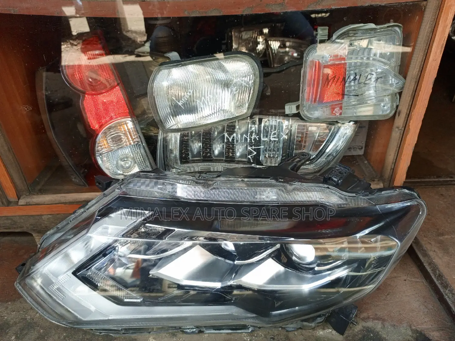 Headight Nissan Xtrail Nt32 2018 Model Zenon Type