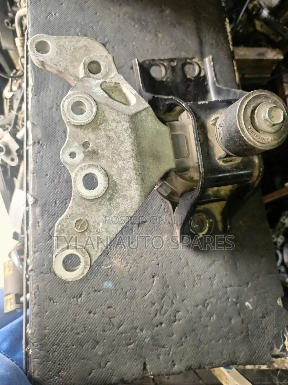 Engine Mounting Nissan Serena