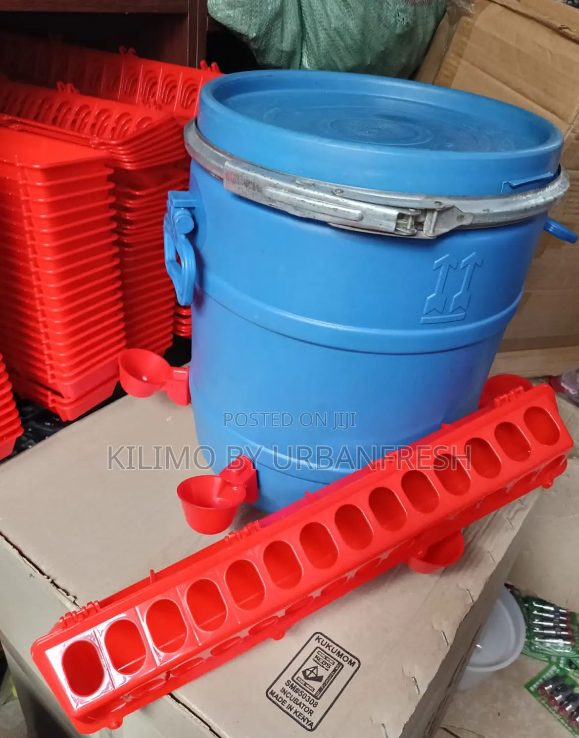 Longitudinal Poultry Feeding Trough 28 Holes Moq 5.