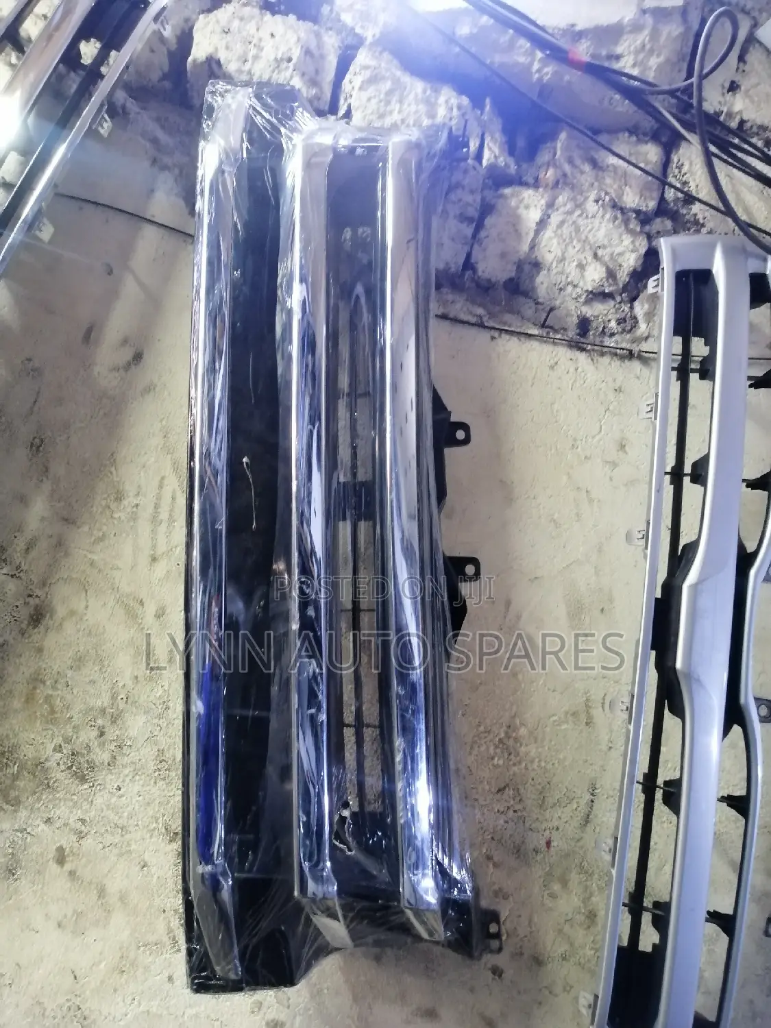 Front Bumper Grill Toyota Hiace 7l New Model