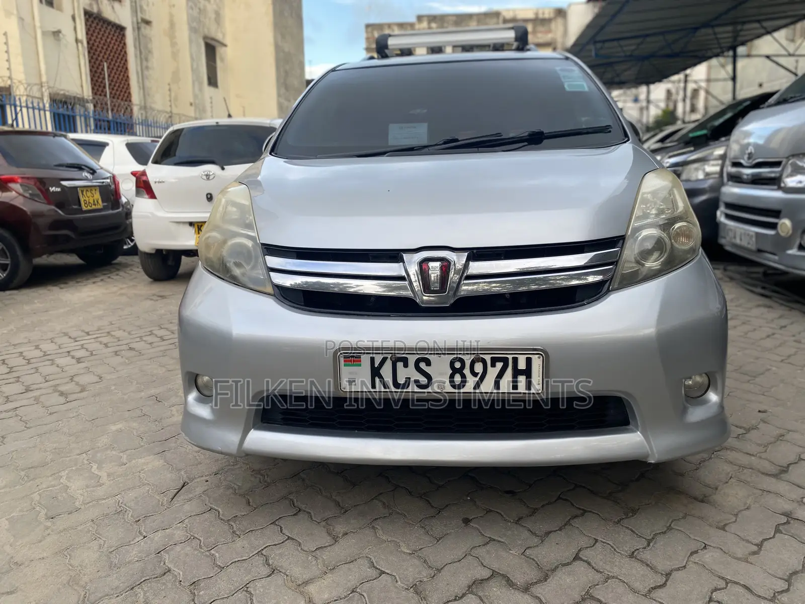 Toyota ISIS 2012 Silver