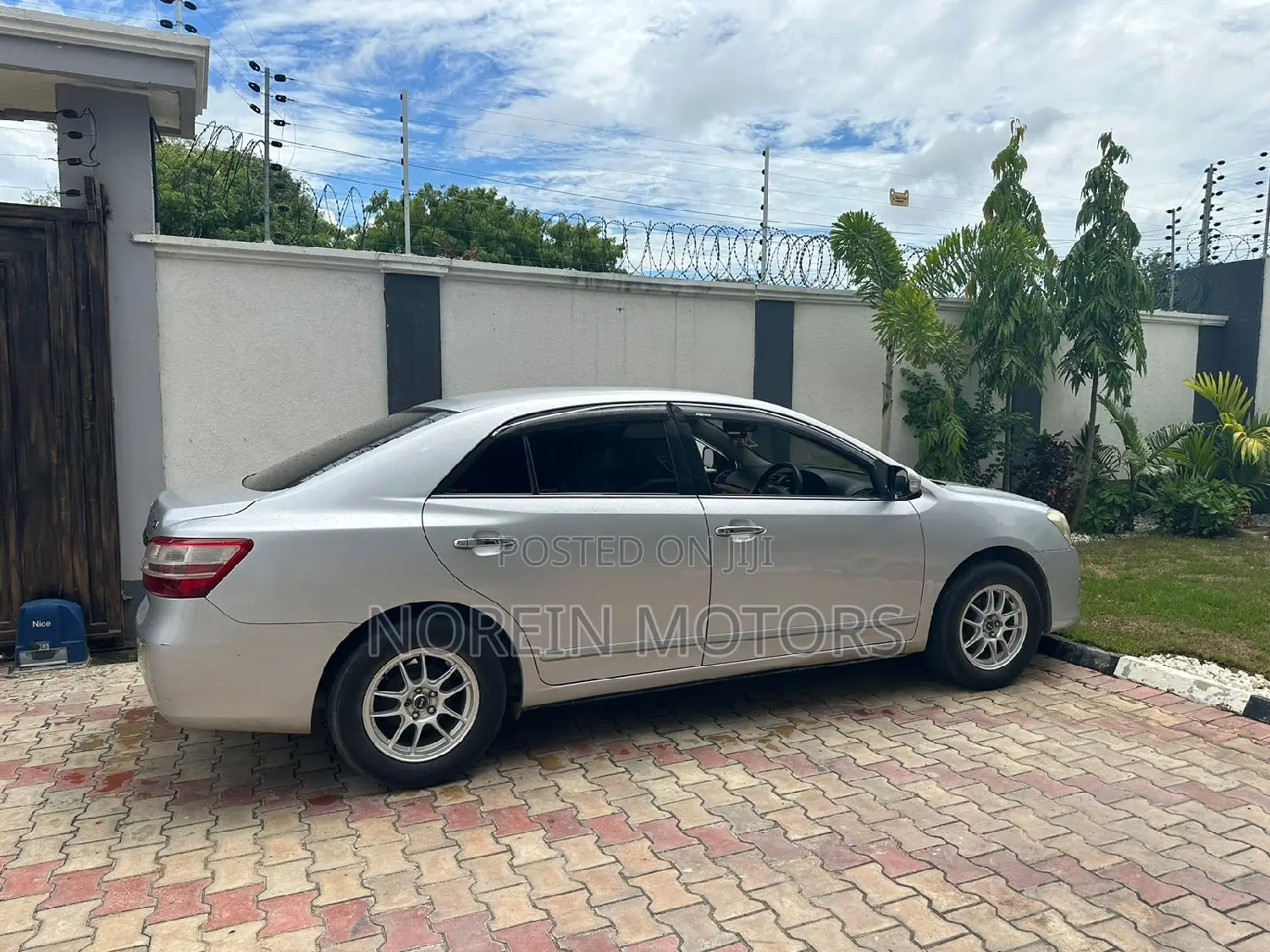 Toyota Premio 2012 Silver