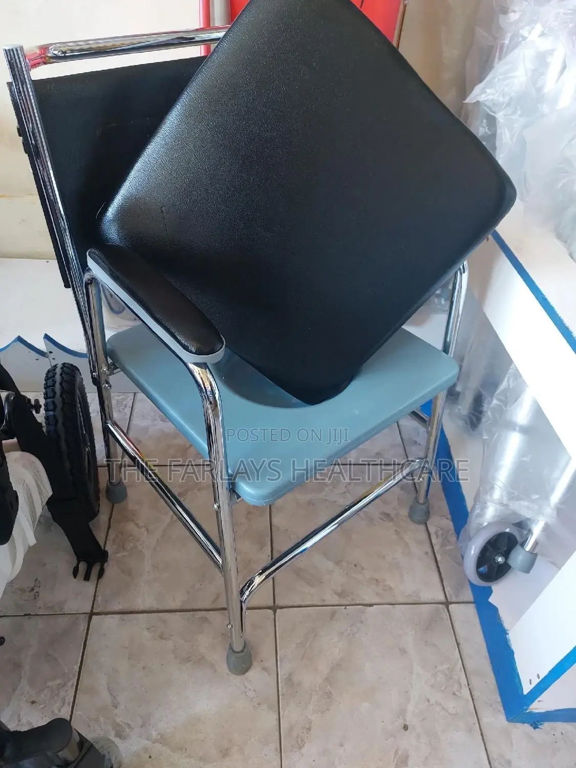 Commode Seat With Armrest and Bakrest.*!!
