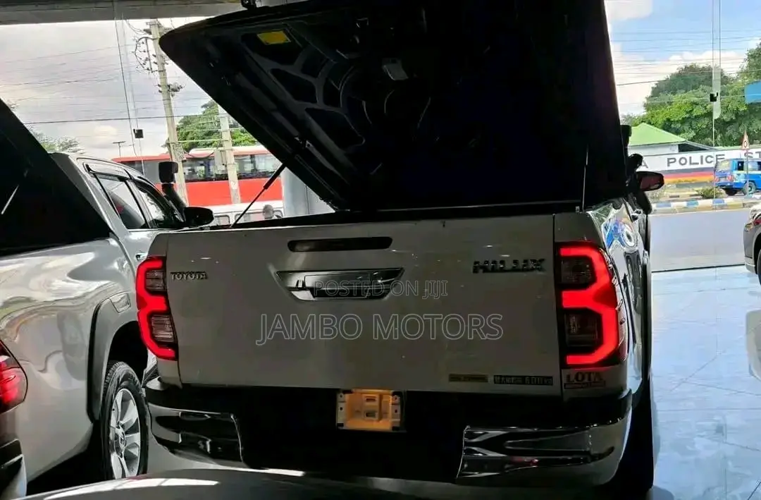 Toyota Hilux 2018 White